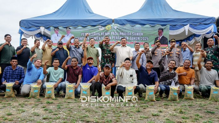 Bupati Fakhry Salurkan Benih Padi Inbrida Sawah Secara Simbolis dari Menteri Pertanian